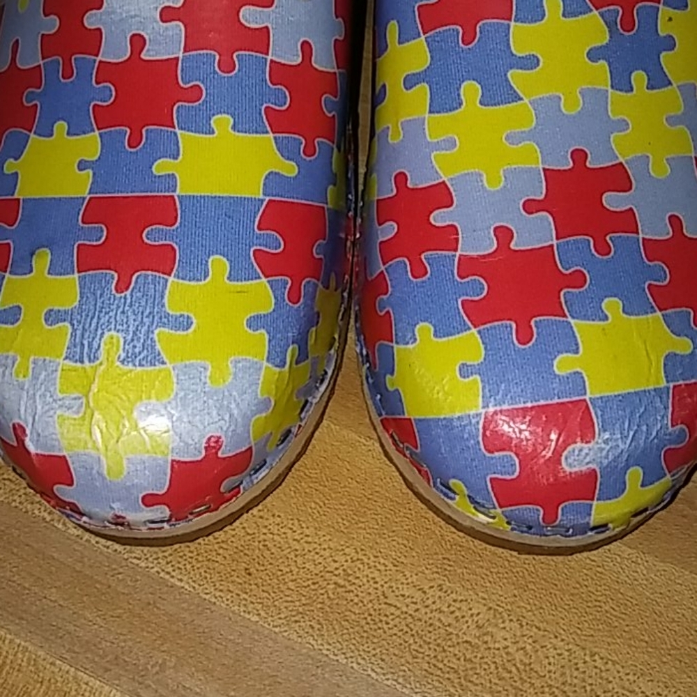 Cape Clogs Women's Puzzle Piece Clogs View 3